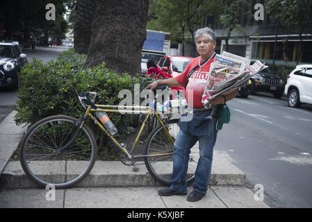 Città del Messico, Città del Messico, mx. Decimo Sep, 2017. Victor Manuel Garcia Marquez, 55 anni.Il venditore di giornali.ducareli - Angelo de la Independencia e a 8 km un giorno di credito: joel alvarez/zuma filo/alamy live news Foto Stock