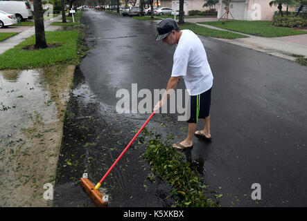 Miramar, fl, Stati Uniti d'America. Decimo Sep, 2017. I vigneti in laghi monarch presidente felix carballo pulisce dopo l uragano irma sinistra south florida risparmiando il miramar communityã¢â'¬â"¢s case risparmiato grandi danni diversi da abbattere alberi, rami e caselle di posta domenica pomeriggio credito: sun-sentinel/zuma filo/alamy live news Foto Stock