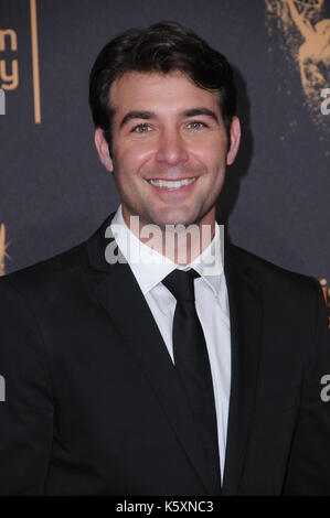 Los Angeles, CALIFORNIA, Stati Uniti. 10 settembre 2017. 10 settembre 2017 - Los Angeles, California - James Wolk. 2017 Creative Arts Emmy - arrivi tenuti al Microsoft Theatre L.A. Live di Los Angeles. Credito fotografico: Birdie Thompson/Admedia Foto Stock