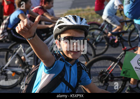 Sarajevo, Bosnia ed Erzegovina. Decimo Sep, 2017. Un ragazzo gesti durante il giro di Sarajevo a Sarajevo, Bosnia ed Erzegovina, sett. 10, 2017. il decimo giro di Sarajevo, un tradizionale giro in bicicletta, attirato circa tremila ciclisti di Domenica. Credito: haris memija/xinhua/alamy live news Foto Stock