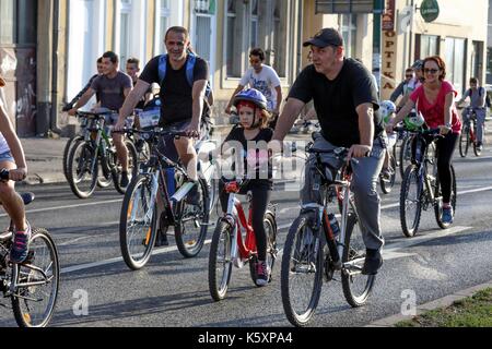 Sarajevo, Bosnia ed Erzegovina. Decimo Sep, 2017. I partecipanti del giro di Sarajevo in bici a Sarajevo, Bosnia ed Erzegovina, sett. 10, 2017. il decimo giro di Sarajevo, un tradizionale giro in bicicletta, attirato circa tremila ciclisti di Domenica. Credito: haris memija/xinhua/alamy live news Foto Stock