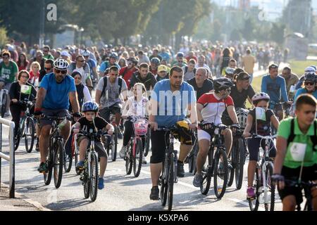 Sarajevo, Bosnia ed Erzegovina. Decimo Sep, 2017. I partecipanti del giro di Sarajevo in bici a Sarajevo, Bosnia ed Erzegovina, sett. 10, 2017. il decimo giro di Sarajevo, un tradizionale giro in bicicletta, attirato circa tremila ciclisti di Domenica. Credito: haris memija/xinhua/alamy live news Foto Stock