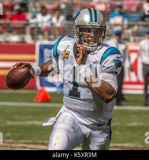 Santa Clara, California, USA. Decimo Sep, 2017. Carolina Panthers quarterback Cam Newton (1) viene eseguito al di fuori della tasca di Domenica, Settembre 10, 2017, a Levis Stadium di Santa Clara, California. Le Pantere sconfitto il 49ers 23-3. Al di Golub/CSM/Alamy Live News Foto Stock