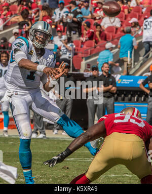 Santa Clara, California, USA. Decimo Sep, 2017. Carolina Panthers quarterback Cam Newton (1) passa sotto pressione il Domenica, 10 settembre 2017, a Levis Stadium di Santa Clara, California. Le Pantere sconfitto il 49ers 23-3. Al di Golub/CSM/Alamy Live News Foto Stock