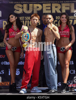 Carson, california, Stati Uniti d'America. 8 Sep, 2017. (L-r) naoya inoue (jpn), Antonio Nieves (USA) il pugilato : naoya inoue del Giappone e Antonio Nieves di gli Stati Uniti pongono durante la gazzetta pesa per il wbo super pesi mosca titolo bout al centro stubhub a Carson, california, Stati Uniti . credito: hiroaki yamaguchi/aflo/alamy live news Foto Stock