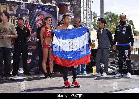 Carson, california, Stati Uniti d'America. 8 Sep, 2017. roman gonzalez (NCA) boxe : roman gonzalez del Nicaragua pone con la sua bandiera nazionale durante la gazzetta pesa per il wbc super pesi mosca titolo bout al centro stubhub a Carson, california, Stati Uniti . credito: hiroaki yamaguchi/aflo/alamy live news Foto Stock