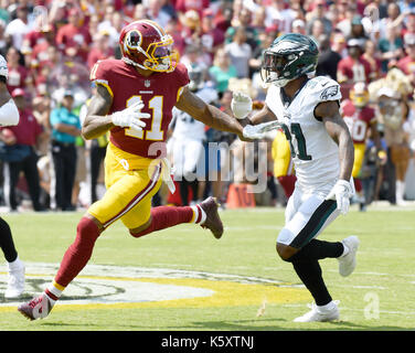 Landrover, Maryland, Stati Uniti. 10 settembre 2017. Lo spettacolo. 10 settembre 2017. Il wide receiver dei Washington Redskins Terrelle Pryor (11) cerca un passaggio dal quarterback dei Redskins Kirk Cousins (8) nel primo quarto contro i Philadelphia Eagles al FedEx Field di Landover, Maryland, domenica 10 settembre 2017. Il cornerback dei Philadelphia Eagles Jalen Mills (31) sta difendendo la partita. Gli Eagles vinsero la partita 30 - 17. Credito: Ron Sachs/CNP - NESSUN SERVIZIO DI TELECOMUNICAZIONE - foto: Ron Sachs/foto di notizie consolidate/Ron Sachs - CNP/dpa/Alamy Live News credito: dpa Picture Alliance/Alamy Live News Foto Stock