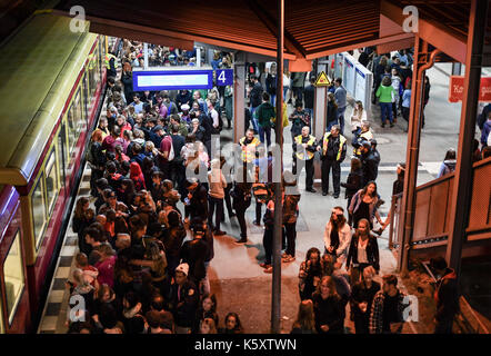 Numerosi visitatori del festival lollapalooza utilizzano le ferrovie regionali a lasciare Hoppegarten, Germania, 10 settembre 2017. Il festival si terrà al nono e decimo del settembre 2017. foto: Jens kalaene/dpa-zentralbild/dpa Foto Stock