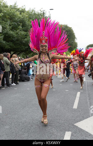 Londra, Regno Unito. Decimo Sep, 2017. ballerini e musicisti prendere parte all'hackney una sfilata di carnevale a Hackney, a est di Londra. Credito: vickie flores/alamy live news Foto Stock