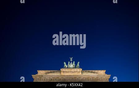 Berlino, Germania. Decimo Sep, 2017. la notte blu cielo può essere visto oltre la porta di Brandeburgo a Berlino, Germania, 10 settembre 2017. foto: Paolo zinken/dpa/alamy live news Foto Stock