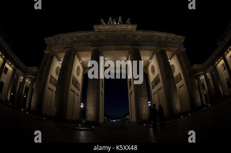 Berlino, Germania. Decimo Sep, 2017. vellutata blu cielo notturno può essere visto oltre la porta di Brandeburgo a Berlino, Germania, 10 settembre 2017. foto: Paolo zinken/dpa/alamy live news Foto Stock