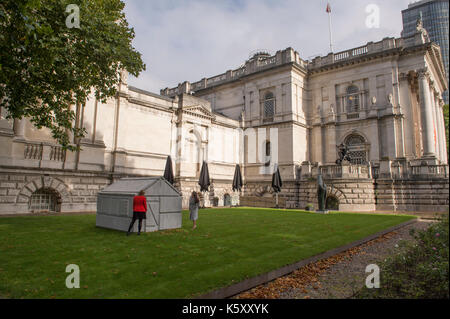 Tate Britain, Londra, Regno Unito. Undicesimo Sep, 2017. nuova importante esposizione del lavoro di artista contemporaneo Rachel Whiteread corre dal 12 settembre 2017 al 21 gennaio 2018, comprese le grandi opere scultoree. fotografia: capannone di pollo, 2017. poste con galleria personale. Credito: malcolm park/alamy live news. Credito: malcolm park editoriale/alamy live news Foto Stock