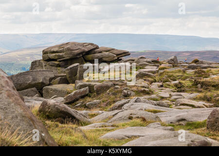 Vista dal bordo stanage derbyshire. cercando di rocce in primo piano su per la brughiera e poi su per il cielo nuvoloso. Foto Stock