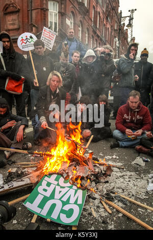 La protesta degli studenti nel centro di Londra contro i tagli della spesa pubblica e l'aumento delle tasse universitarie. Foto Stock