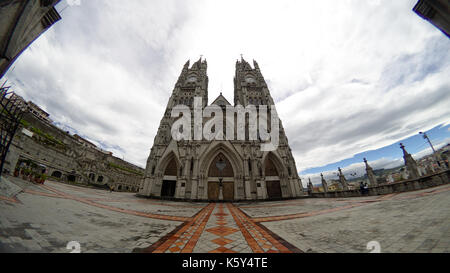 Quito, Ecuador - 2017: La Basilica del voto Nazionale (Basílica del Vito Nacional) è una chiesa cattolica romana situata nel centro storico. Foto Stock