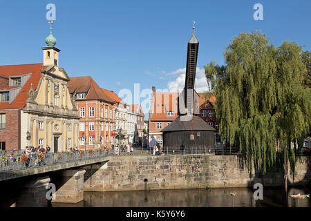 Hotel Altes Kaufhaus e treadwheel gru, Porto Vecchio, Lueneburg, Bassa Sassonia, Germania Foto Stock