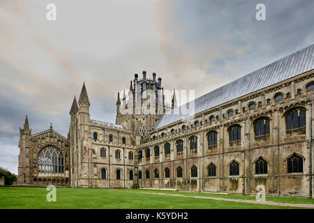 Cattedrale di Ely, Inghilterra, immagini esterne. Guardando ad est verso il transetto nord e la cappella dedicata alla Vergine Foto Stock