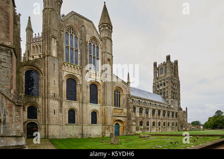 Cattedrale di Ely, Inghilterra, immagini esterne. Guardando ad ovest dal transetto nord Foto Stock