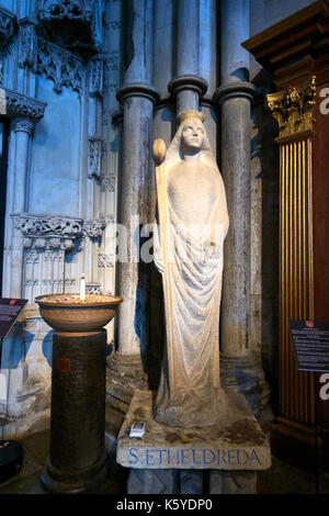 Cattedrale di Ely, Inghilterra, statua di san etheldreda Foto Stock