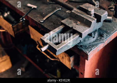 Rusty morsa da banco in garage. Foto Stock
