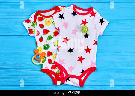 Adorabili body per neonato neonati. bella modellato baby rompers e accessori, vista dall'alto. design Moda bimbo abbigliamento. Foto Stock