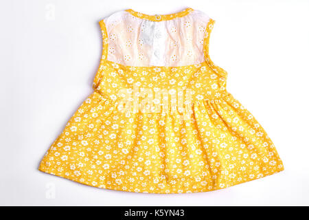 Baby-girl giallo abito modellato. neonato-girl cotone naturale vestito stampato con ricami, sfondo bianco neonato ragazza sundress casual per noi Foto Stock