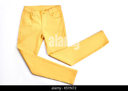 Le ragazze belle giallo skinny pantaloni. tasche moderni pantaloni gialli per ragazzi isolati su sfondo bianco. la gioventù estate moda abbigliamento. Foto Stock