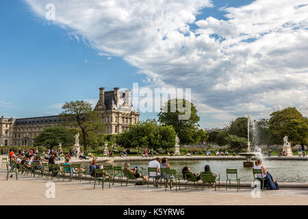 Le persone sedute attorno al bacino ottagonale lungo il Giardino delle Tuileries a Parigi Foto Stock