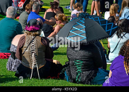 Folla all'Eastbourne Steampunk Festival, Eastbourne, East Sussex, Regno Unito Foto Stock