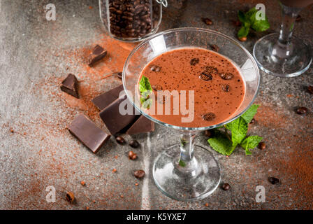 Crema caffè, cocktail Martini al cioccolato con menta su nero tavolo di pietra, spazio di copia Foto Stock