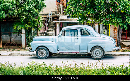 Antique auto parcheggiate su strada in Cuba. Foto Stock