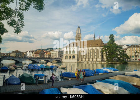 Zurigo, lug 15: pomeriggio cityscape con grande minster, limmat il Lug 15, 2017 presso la storica città di Zurigo, Svizzera Foto Stock