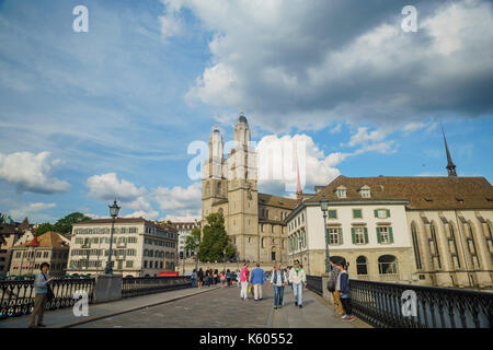 Zurigo, lug 15: pomeriggio cityscape con grande minster, limmat il Lug 15, 2017 presso la storica città di Zurigo, Svizzera Foto Stock