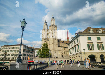 Zurigo, lug 15: pomeriggio cityscape con grande minster, limmat il Lug 15, 2017 presso la storica città di Zurigo, Svizzera Foto Stock