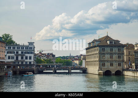 Zurigo, lug 15: pomeriggio paesaggio con fiume Limmat il Lug 15, 2017 presso la storica città di Zurigo, Svizzera Foto Stock