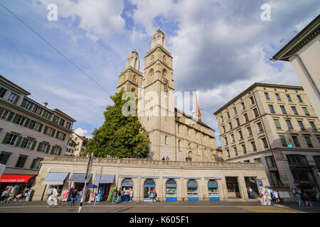 Zurigo, lug 15: pomeriggio cityscape con grande minster, limmat il Lug 15, 2017 presso la storica città di Zurigo, Svizzera Foto Stock