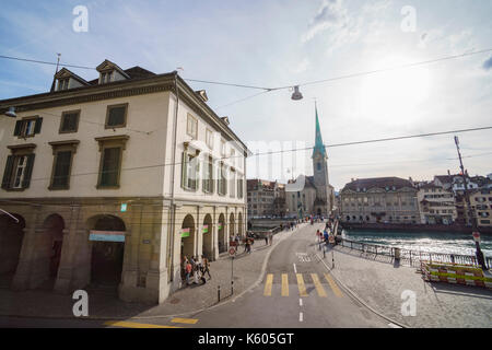 Zurigo, lug 15: pomeriggio cityscape di donne a Minster il Lug 15, 2017 a Zurigo, Svizzera Foto Stock