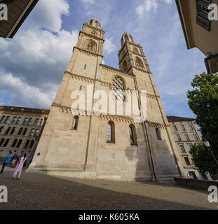 Zurigo, lug 15: pomeriggio cityscape con grande minster, limmat il Lug 15, 2017 presso la storica città di Zurigo, Svizzera Foto Stock