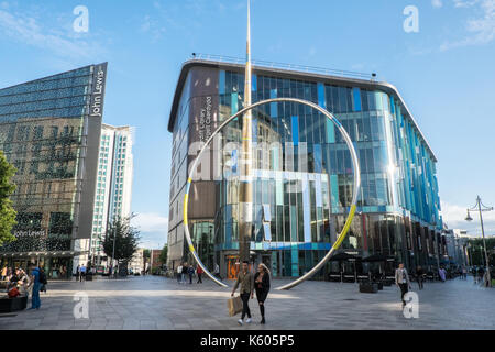 La Hayes,area pedonale. "Alleanza',scultura,francese, artista, Jean-Bernard Métais, al di fuori di St David's Shopping Centre e Cardiff Central Library Foto Stock