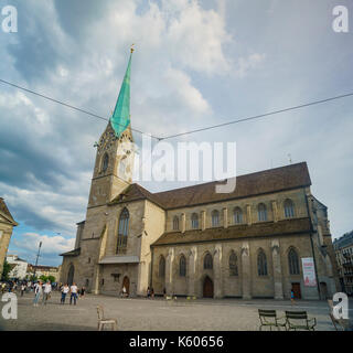 Zurigo, lug 15: pomeriggio cityscape di donne a Minster il Lug 15, 2017 a Zurigo, Svizzera Foto Stock