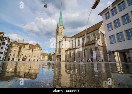 Zurigo, lug 15: pomeriggio cityscape di donne a Minster il Lug 15, 2017 a Zurigo, Svizzera Foto Stock