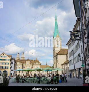 Zurigo, lug 15: pomeriggio cityscape di donne a Minster il Lug 15, 2017 a Zurigo, Svizzera Foto Stock