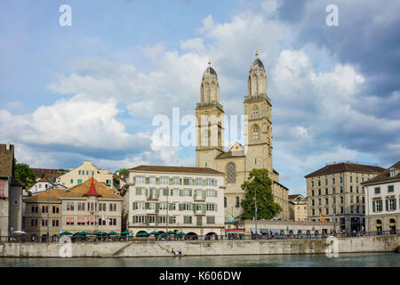 Zurigo, lug 15: pomeriggio cityscape con grande minster, limmat il Lug 15, 2017 presso la storica città di Zurigo, Svizzera Foto Stock