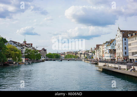 Zurigo, lug 15: pomeriggio paesaggio con fiume Limmat il Lug 15, 2017 presso la storica città di Zurigo, Svizzera Foto Stock