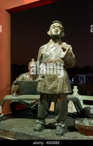 Cultura dongzi park, dezhou, Cina. statua del filosofo confuciano dong zhongshu ragazzo di insegnamento sul ricostruito piattaforma di lettura Foto Stock