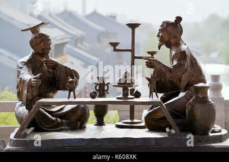 Cultura dongzi park, dezhou, Cina. statua del filosofo confuciano dong zhongshu parlando con l'imperatore sulla piattaforma di lettura Foto Stock