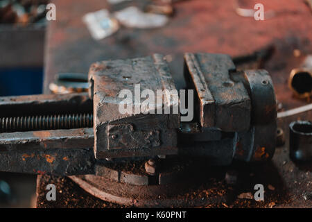 Rusty morsa da banco in garage. Foto Stock