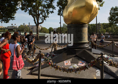 La fiamma della libertà {unofficial Princess Diana Memorial) che è situato al di sopra del Pont de l'Alma road tunnel in Parigi Foto Stock