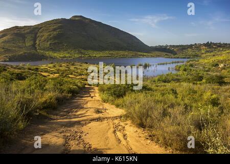 Vista del paesaggio Lago Hodges Bernardo Mountain Skyline San Diego River Park Sentiero escursionistico Sunny Day Escondido Poway California Foto Stock