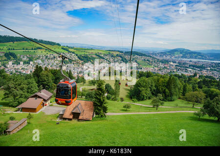 Lucerna, lug 16: kriens paesaggio urbano, vista dalla funivia di Monte Pilatus il Lug 16, 2017 a Lucerna, Svizzera Foto Stock